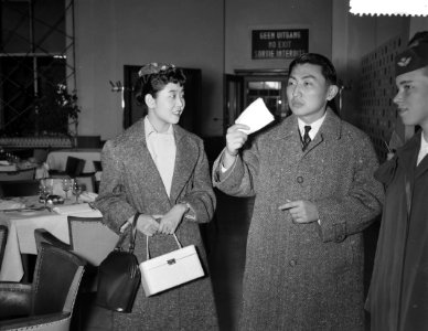 Aankomst op Schiphol van neef van de Keizer van Japan met vrouw Kuniaci Kuni To, Bestanddeelnr 908-4313