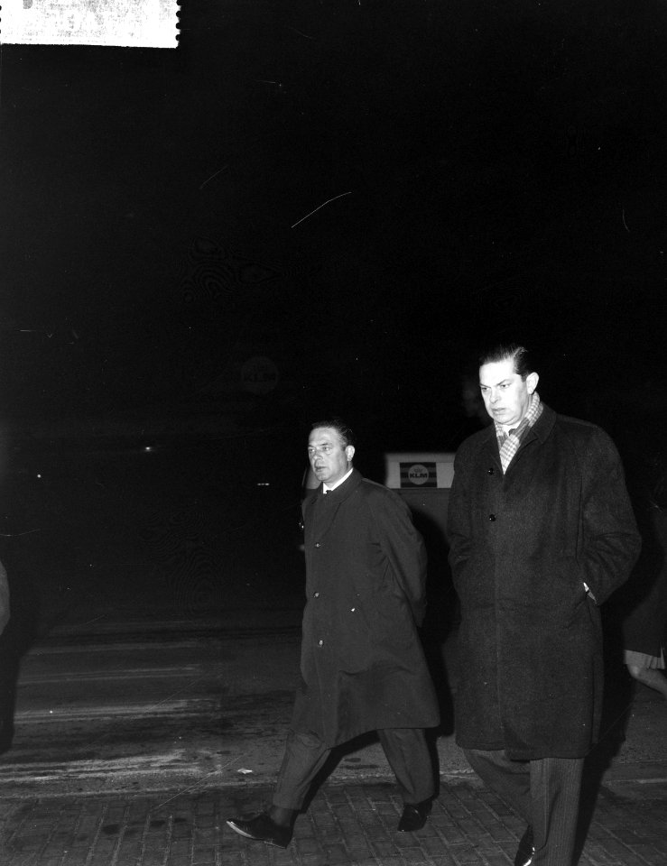 Aankomst minister president Marijnen op Schiphol, minister Biesheuvel kwam minis, Bestanddeelnr 917-4052