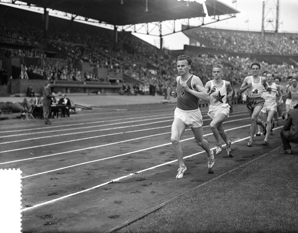 Aankomst Koninklijk paar en Prinsessen, atletiek finish 100 m heren, Bestanddeelnr 907-1926