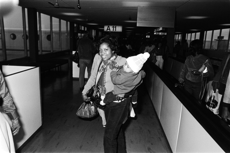 Aankomst op Schiphol van 1e vliegtuig uit Paramaribo na militaire staatsgreep i…, Bestanddeelnr 930-6939