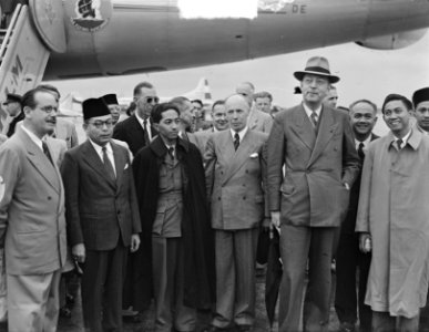 Aankomst Mohammed Hatta met Minister Maarseveen, Bestanddeelnr 903-5388