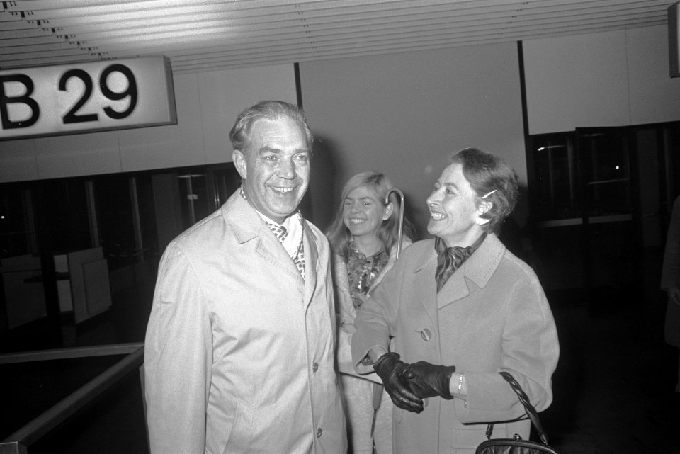 Aankomst op Schiphol van de heer J. Besjes die in het Braziliaanse vliegtuig za…, Bestanddeelnr 923-0588