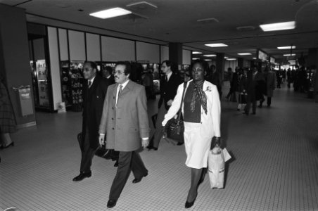 Aankomst op Schiphol van de Antilliaanse delegatie die deeneemt aan een onde-taf, Bestanddeelnr 931-3173