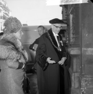 Aankomst koningin Juliana bij het Concertgebouw rechts rector magnificus profes, Bestanddeelnr 918-3373