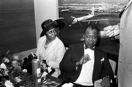 Aankomst Louis Armstrong met zijn vrouw Lucille op Schiphol, Bestanddeelnr 917-8157