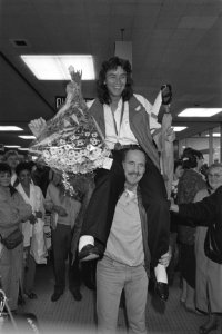 Aankomst op Schiphol van Mandy de Jongh , winnares zilveren medialle taekwondo o, Bestanddeelnr 934-3247
