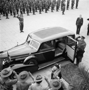 Aankomst koningin Wilhelmina. Zij wordt gegroet door padvinders, Bestanddeelnr 900-7875