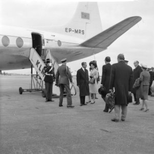 Aankomst op Schiphol van Boudewijn en Fabiola t.g.v. Zilveren Huwelijksfeest, Bestanddeelnr 913-9183