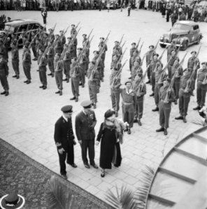 Aankomst koningin Wilhelmina Na de inspectie van de erewacht, Bestanddeelnr 900-7881