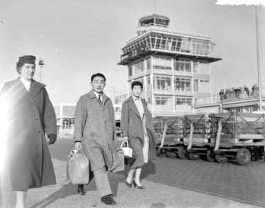 Aankomst op Schiphol van neef van de Keizer van Japan met vrouw Kuniaci Kuni To, Bestanddeelnr 908-4312