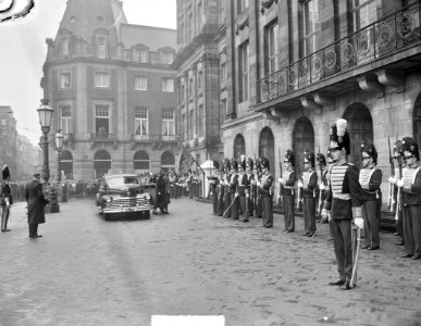 Aankomst koningin Juliana bij het Paleis op de Dam, Bestanddeelnr 903-1948