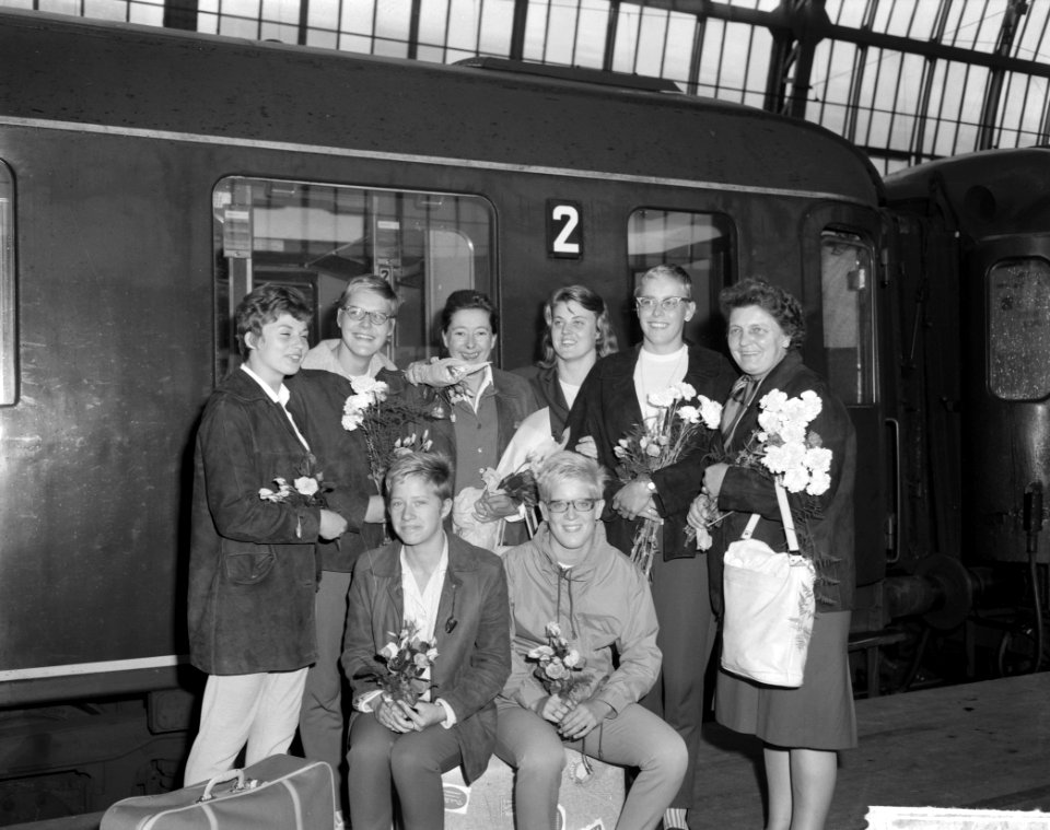 Aankomst op Centraal Station te Amsterdam, de zwemsters van HDZ, Bestanddeelnr 914-1491