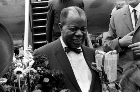 Aankomst Louis Armstrong met zijn vrouw Lucille op Schiphol, Louis Armstrong, Bestanddeelnr 917-8160 photo