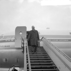 Aankomst op Schiphol van minister van Suriname en de Nederlandse Antillen, Bestanddeelnr 912-0319