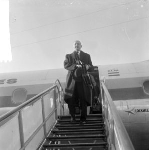 Aankomst minister Luns (demissionair) op Schiphol uit Geneve, Bestanddeelnr 917-4932