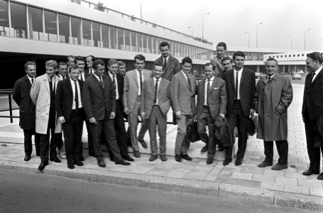 Aankomst Oost-Duits elftal op Schiphol. Erler (links) en Frenzel bij aankomst, Bestanddeelnr 920-6954
