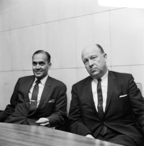 Aankomst onder secretaris VN Narasimhan (links) en de heer Van Name (architect V, Bestanddeelnr 919-3678