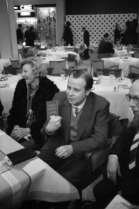 Aankomst Oost Duitse schaker Uhlmann op Schiphol, Uhlma toont zijn visum in het , Bestanddeelnr 911-9761