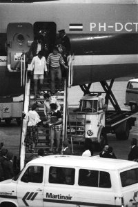 Aankomst op Schiphol van overlevenden gasontploffing op de Spaanse camping Los A, Bestanddeelnr 929-8152