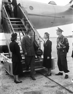 Aankomst op Schiphol Gouverneur van Nieuw Guinea Van Waardenburg, Bestanddeelnr 904-1377