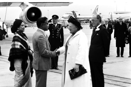 Aankomst op Schiphol HM begroet president Ziaur Rahman (r. Prins Bernhard), Bestanddeelnr 930-2270