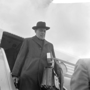 Aankomst Monseigneur Van Lierde op Schiphol (de vicar van Vaticaanstad), Bestanddeelnr 918-0257