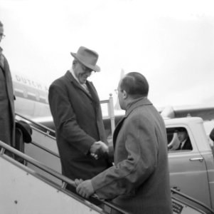 Aankomst op Schiphol van minister van Suriname en de Nederlandse Antillen , mini, Bestanddeelnr 912-0321