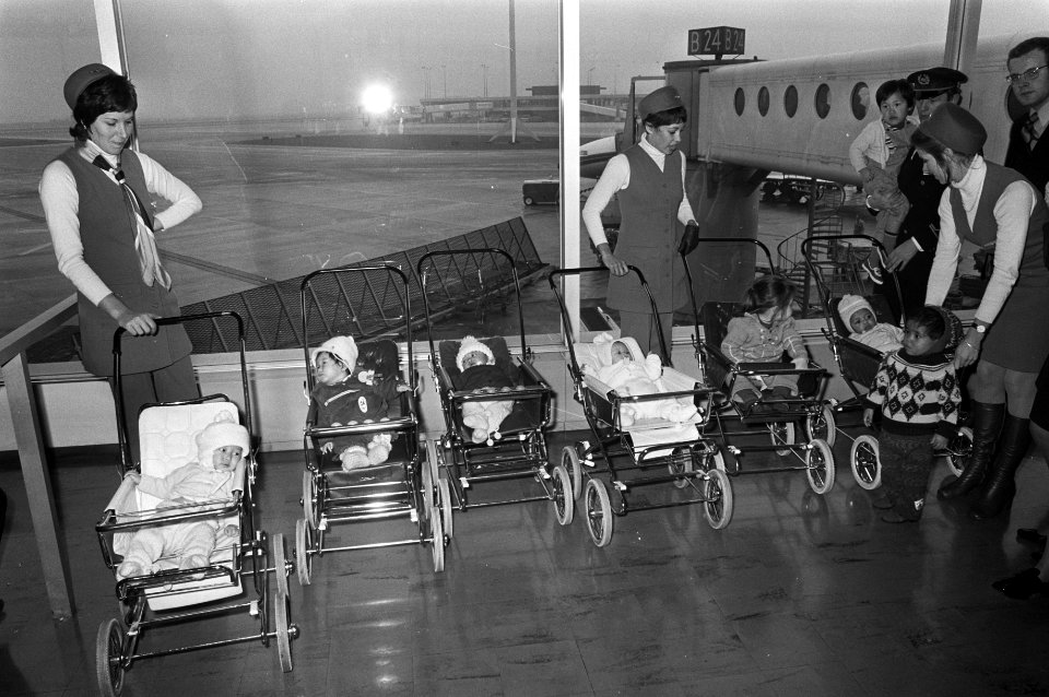 Aankomst op Schiphol van 13 Koreaanse weesjes de kinderen in wagentjes, Bestanddeelnr 925-3997