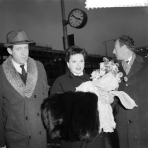 Aankomst Judy Garland op Schiphol, Judy in de aankomsthal, Bestanddeelnr 911-8634 photo
