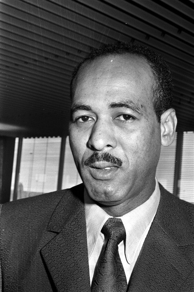 Aankomst op Schiphol van drs R F MacWilliams , Minist van Arbeid en Sociale Z, Bestanddeelnr 925-8133