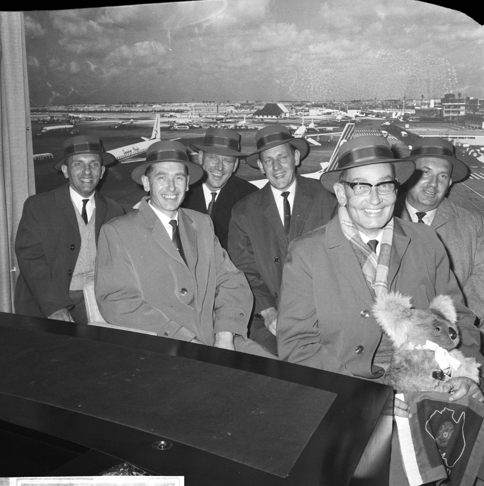 Aankomst op Schiphol van een delegatie Nederlandse oud-mariniers uit Australië, Bestanddeelnr 918-5264