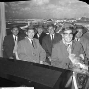 Aankomst op Schiphol van een delegatie Nederlandse oud-mariniers uit Australië, Bestanddeelnr 918-5264