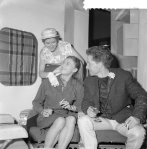 Aankomst op Schiphol medewerkenden Holiday on Ice . Liz Kaufmann , Don Watson , Bestanddeelnr 912-2107