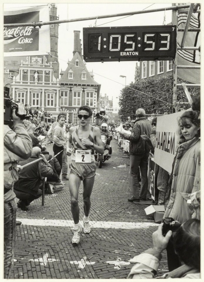 Aankomst op de Grote Markt van John Vermeule, winnaar van de 4e TROS-loop