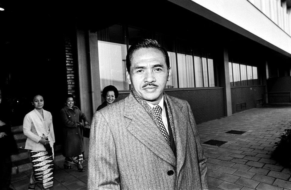 Aankomst op Schiphol van nieuwe Indonesische ambassadeur ons land de heer Sumpon, Bestanddeelnr 929-9920