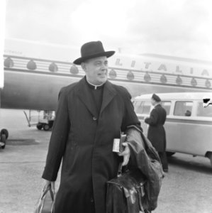 Aankomst Monseigneur Van Lierde op Schiphol (de vicar van Vaticaanstad), Bestanddeelnr 918-0256