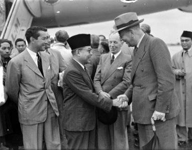Aankomst Mohammed Hatta met Minister Maarseveen, Bestanddeelnr 903-5387