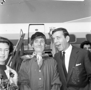 Aankomst Norman Wisdom op Schiphol, hier afgehaald door een boertje, Bestanddeelnr 917-9739