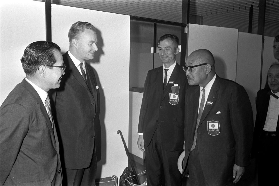 Aankomst op Schiphol van de loco-burgemeester van Nagasaki, de heer Soichi Urabe, Bestanddeelnr 921-6088