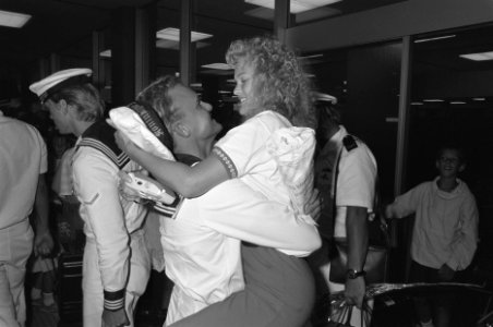 Aankomst op Schiphol van bemanning mijnenjager Urk ( Perzische Golf ), Bestanddeelnr 934-2964