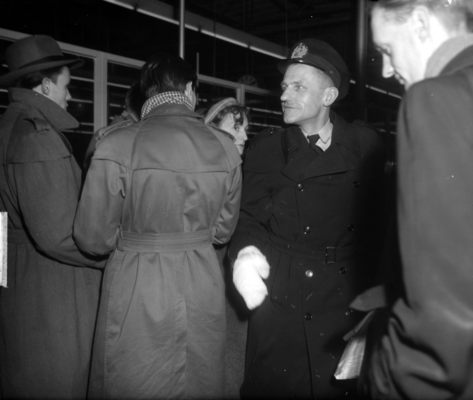 Aankomst op Schiphol van bemanning Berkel (op klip in Zweden), Bestanddeelnr 903-7799