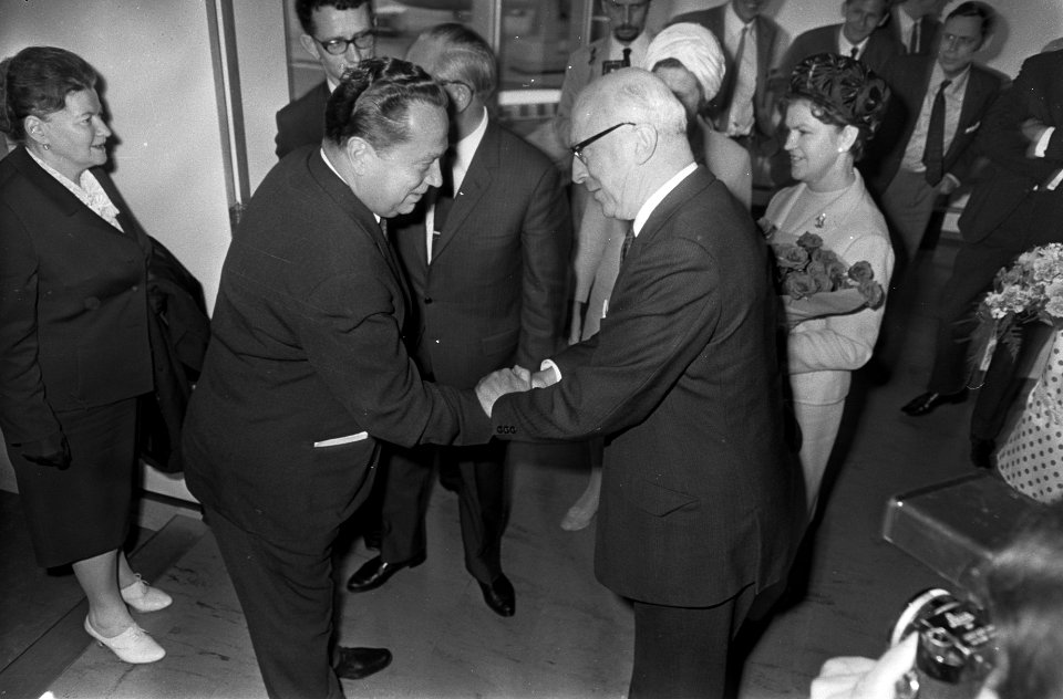 Aankomst op Schiphol van de burgemeester van Moskou en echtgenote, die samen met, Bestanddeelnr 921-5973