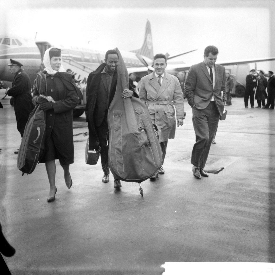 Aankomst Modern Jazz Quartet op Schiphol. Bassist Percy Heath., Bestanddeelnr 913-0781
