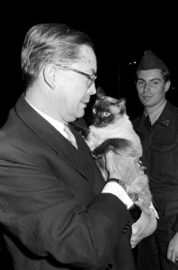 Aankomst mr. Helb uit Moskou op Schiphol. Mr. Helb met poes en zoon, Bestanddeelnr 913-0517