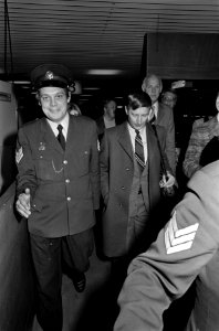 Aankomst minister Van Agt op Schiphol ivm zaak Mente minister Van Agt en secr, Bestanddeelnr 928-8911