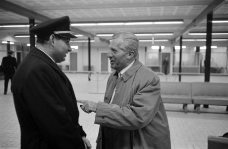 Aankomst op Schiphol van de burgemeesters die in Israel geweest zijn, Bestanddeelnr 911-8131