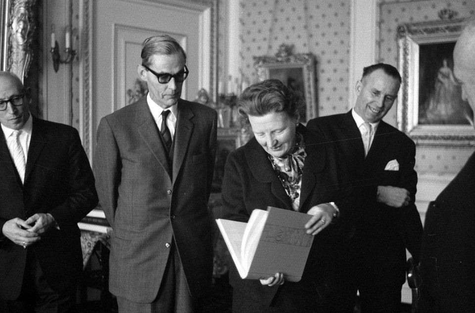 Aanbieding gedenkboek aan koningin Juliana door de Centrale Aalsmeerse Veiling, Bestanddeelnr 913-6124