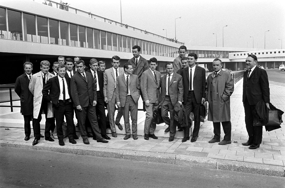 Aankomst Oost-Duits elftal op Schiphol. Hier bij aankomst, Bestanddeelnr 920-6952