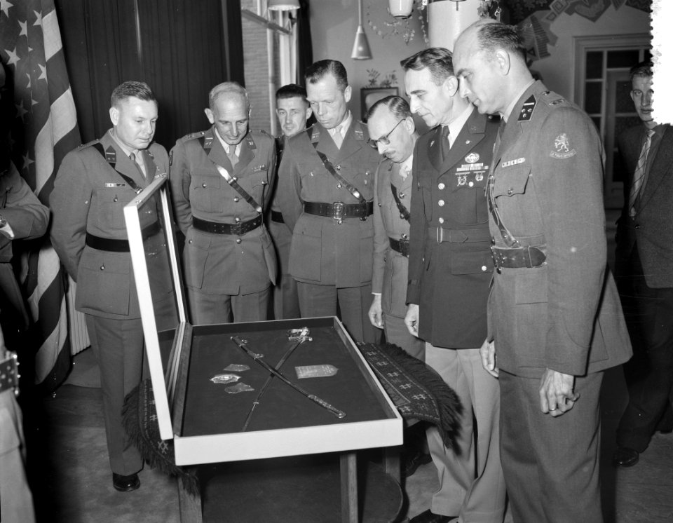 Aanbieding geschenk Nederlandse detachering Verenigde Naties in Oirschot Van li, Bestanddeelnr 908-1007