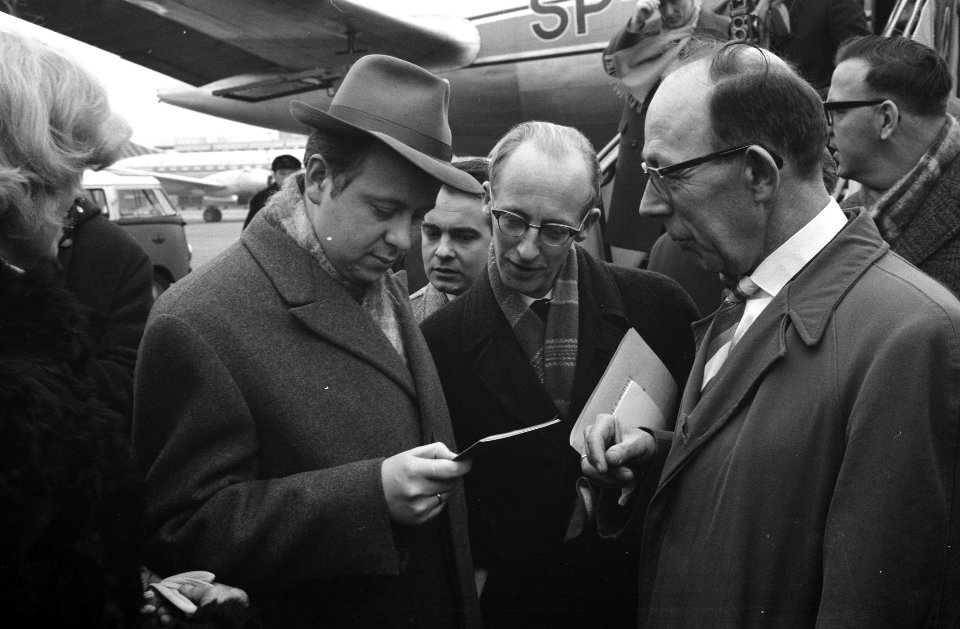 Aankomst Oost Duitse schaker Uhlmann op Schiphol, Uhlma op het platform, Bestanddeelnr 911-9758